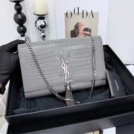 【低價擁有鱷魚皮🐊🩶全網最優惠✨】YSL Kate 中號灰色鰐魚壓紋牛皮 流蘇 銀色鏈條包