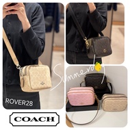 現貨‼️Coach Carey老花相機包👜
經典老花＋金色拉鏈，復古感即刻爆燈✨大細啱啱好，唔同出門需要都搞得掂～手機、唇膏、粉餅，充電寶同細卡包全部塞得落，實用性滿分💯掛返個得意小掛飾，即刻變咗專屬