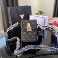 Guessทรงกล่องใส่โทรศัพท์ 14 pm ได้ ขนาด 4.5 สูง6.5 นิ้ว 💕 งานแท้Outlet