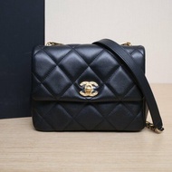 CHANEL 黑色牛皮晶片開金扣23B徽章金幣肩背包