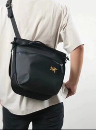 全新日本ARCTERYX 聯名beams 户外單肩包Arro 8L 斜跨包 手提包防水袋ARCTERYX bag ARCTERYX 8L 袋 ARCTERYX 斜孭袋