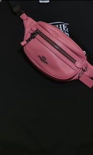 Coach 粉色腰包，胸包