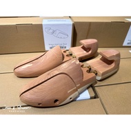 Premium Red Cedar Wood Shoe Tree - Absorb moisture, eliminates odours & holds the shape of your shoe