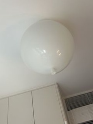 白色圓形吸頂燈