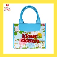 Kloset &amp; Etcetera Floral Fragrance Wicker Mini Bag กระเป๋าถือปักตัวหนังสือสีแดงพิมพ์ลายดอกบนหนังเทียม