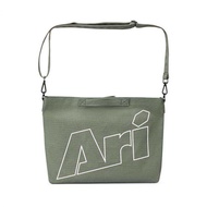 กระเป๋าสะพายไหล่ ARI SHOULDER BAG - FREE SIZE ของแท้ (เพิ่มค่าธรรมเนียมLazada 5%)