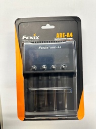 Fenix ARE-A4 四槽 LCD 18650 26650 16340 21700 AA AAA C充電器