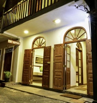 藍寶石城堡酒店 (Fort Sapphire)