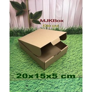 Uk Cardboard, 20x15x5 cm.....Die Cut, THE LENGTH IS LONG TO THE BACK