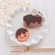 貓刺繡胸針套裝與橙巧克力和巧克力蛋糕