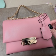 正品全新無吊牌 美國【MICHAEL KORS(MK)】 CECE金字LOGO鎖頭吊飾釦式肩背/斜背包-小/玫瑰粉