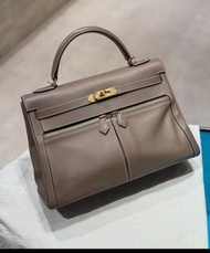 難得有單🩷 Hermes愛馬仕 18大象灰 lakis kelly32 swift皮 馬蹄刻 金扣 C刻 99新  配件:防塵袋 說明書 雨衣 肩帶 鎖 小票