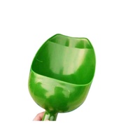 Plastic bran scoop, bran scoop used in raising pigs, pigs, buffaloes, cows, and chickens can scoop 1