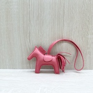 HERMES玫瑰粉色小馬吊飾PM