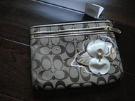美國現貨《COACH》C LOGO 皮革花朵縫製萬用包手拿包化妝包