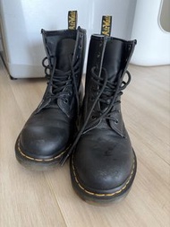Dr. Martens 8孔 Black Leather Boots
