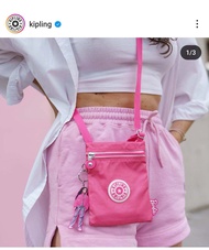 Kipling ของแท้ 💯% รุ่น Afia สี Lively Pink ลิมิเต็ด Barbie กระเป๋าสะพายขนาดเล็ก สะพายกุ๊กกิ๊ก เด็กใช้ก็เหมาะเจาะ