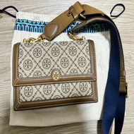 TORY BURCH 專櫃款 T MONOGRAM緹花LOGO織布翻蓋寬背帶斜背包 風琴包 棕色 小款