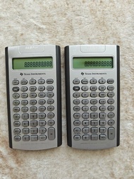 TEXAS INSTRUMENTS BA II Plus 計算機、因電池盖丟失咗、但也可以正常使用。所以特平岀售。標價是每一部價錢。錦上路MTR站或美孚MTR站交收