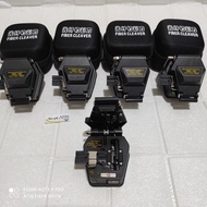 Cleaver fiber optic cable cutting tool