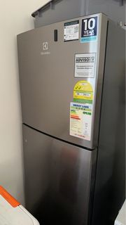 Electrolux雪櫃和Samsung洗衣機一起500蚊，單買一個300蚊，功能正常，輕微使用痕跡，上門自提。