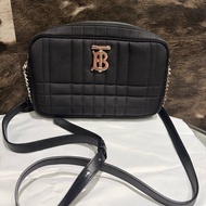 💎BURBERRY Lola絎縫皮革鏈帶拉鍊相機包