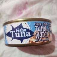 fisha tuna chunk in water