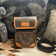 LV 聯名NIGO小斜背包