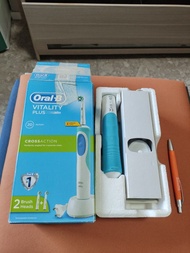 售 Oral-B Vitality Plus 2D 電動牙刷，正常運作連差電線，底座盒內包含牙刷手柄、充電座、兩個刷頭。牙刷具有2D交叉刷毛，能更有效地清潔牙齒。盒子上印有「去除更多牙菌斑」的字樣。附