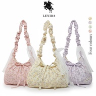 Lenira (B2313) Beg bahu dengan corak kain berlubang bunga-bunga.