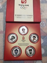 一套奧運五福娃彩色紀念章，售價600，