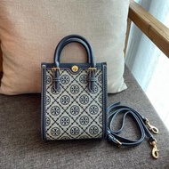 TORY BURCH T MONOGRAM JACQUARD MINI N/S TOTE秋冬新款竖版复古风托特包，皮质把手装点小巧挺阔的包型，极富设计巧思，毫不费力就能凹造型，斜挎手提都敲好看 极具街头复古风 尺寸16×19×7.5 TORY BURCH T MONOGRAM JACQUARD MINI N/S TOTE秋冬新款豎版復古風托特包，