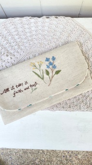 【芳小姐手作】勿忘我。刺繡布作現金存摺收納袋 禮物