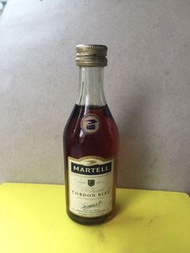 法國 Martell Gordon Bleu XO 干邑白蘭地 酒版。5 cl。樽蓋 淺金色，有污漬，廠徽有污漬。