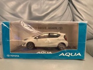 1:30 Toyota Aqua Prius C  中期 金屬 豐田原廠 色辦車 精裝版 白色