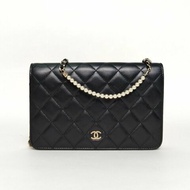 CHANEL 黑色羊皮24開淺金扣CFWOC珍珠扣珍珠鏈條肩背包