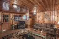 Cabin Fever - Cozy whirlpool cabin near river &amp; downtown