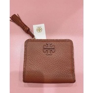 《新品上架》全新正品TB(Tory Burch)短夾。 尺寸：10*11*厚度1.6公分。 內有6層卡夾/2層鈔票夾， 側邊流蘇拉鏈零錢袋， 全新品附原廠標及防塵袋， 廠牌如圖所示， 保存狀況如圖， 照片微有色差， 高標者請繞道，謝謝！ 高標者請繞道，謝謝！ 高標者請繞道，謝謝！ 說三次！就表示很重要！ PS.不要買了才來給5星以下評價，不歡迎您哦～謝謝！ ps.最後一張照片僅供參考！      歡迎送專櫃鑑定！