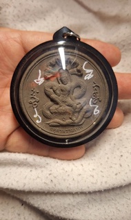 名稱：阿贊速 - 2547《魔洛獨坡》, 大模
十大澤度金之一

師傅：阿贊速
廟名：Wat Phutthaisawan，屈撥他實運
佛歷：2547
材質：聖粉
尺寸：約 5.8cm 
阿贊速2547