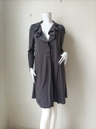 Hiroko Koshino 品牌，一件棕色、彈性聚酯纖維材質的連衣裙，尺寸為 38，胸圍 36 英吋。