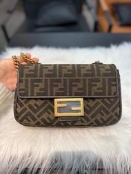 Fendi Baguette Medium 法棍包