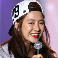 韓國流行時尚 宋智孝同款白色09刺繡平簷潮流棒球帽 皮帽 平沿帽 嘻哈帽子 K449