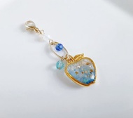 充滿海洋氣息的透明藍色蘋果搖曳生姿的可愛吊飾，鑰匙圈，水果造型，樹脂，玻璃瑪瑙砂，禮物，口罩吊飾