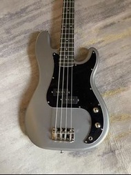 Fender Squier Precision Bass電貝斯，銀灰色啞光漆面Fender Bass Guitar 琴頭