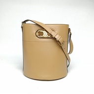CELINE 奶茶色牛皮金扣凱旋門水桶包肩背包