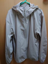 UNIQLO 男裝 抗 UV 可攜式連帽外套 顏色：482210 / 30 淺膚色