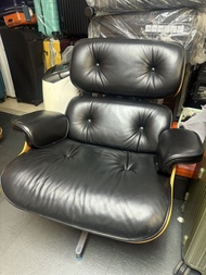 (二手) 經典 Eames Lounge Chair 黑色皮革主人椅 + 腳踏（全套連腳踏，極舒適）Classic Eames Style Black Leather Lounge Chair wit