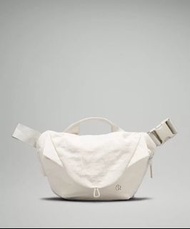 「現貨 包郵」Lululemon 米白色胸包