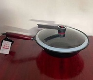 「移民蝕賣不到二折出售」《香廚寶》品牌多功能微壓鍋，直徑32cm。由spcc優質鋼材加上金剛麥飯石製造，十倍耐磨不懼鋼刷。適應各種爐具和十項全能優點。符合《食品安全國家標準》GB4806.10-201
