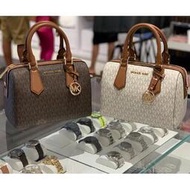 MICHAEL KORS MK新款波士頓包 PVC拼皮 枕頭包 寬背帶單肩斜跨包 時尚側背包 mk手提包 百搭女生包包